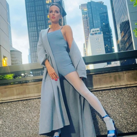 Kate Beckinsale stands at a height of 5 feet 7 inches.